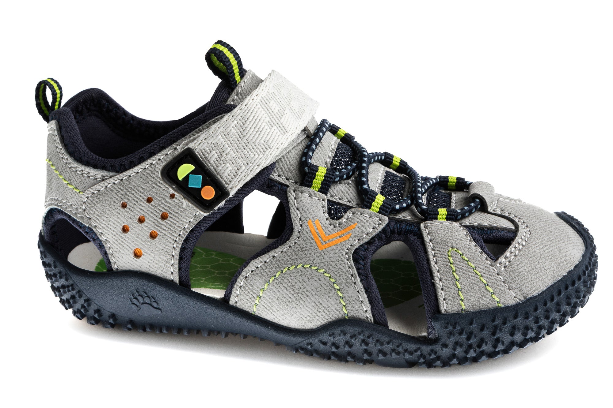 Sandália Pablosky cinzenta com detalhes em verde néon e laranja, fecho de velcro e sola escura, vista lateral.