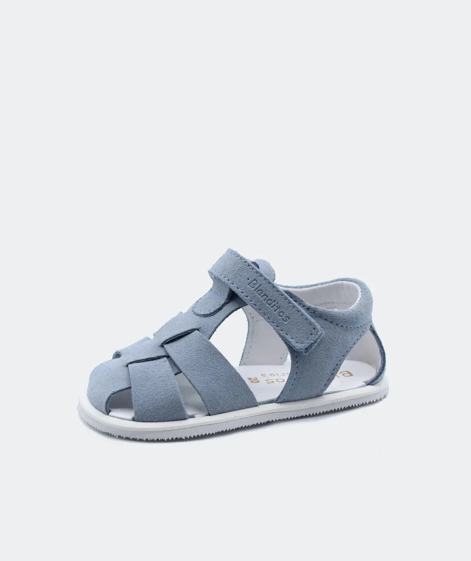 Sandália barefoot Blanditos by Crio's em tom azul claro (Algodon Gelic), com design aberto, sola fina e fecho em velcro para ajuste confortável.