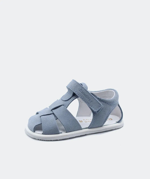 Sandália barefoot Blanditos by Crio's em tom azul claro (Algodon Gelic), com design aberto, sola fina e fecho em velcro para ajuste confortável.