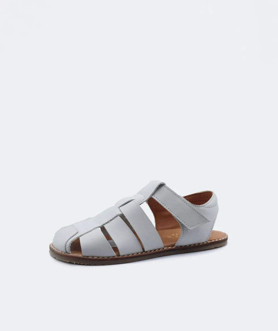 Sandálias barefoot Saona Gris em couro cinza, com design ergonômico, sola fina e biqueira aberta para maior liberdade de movimentos.