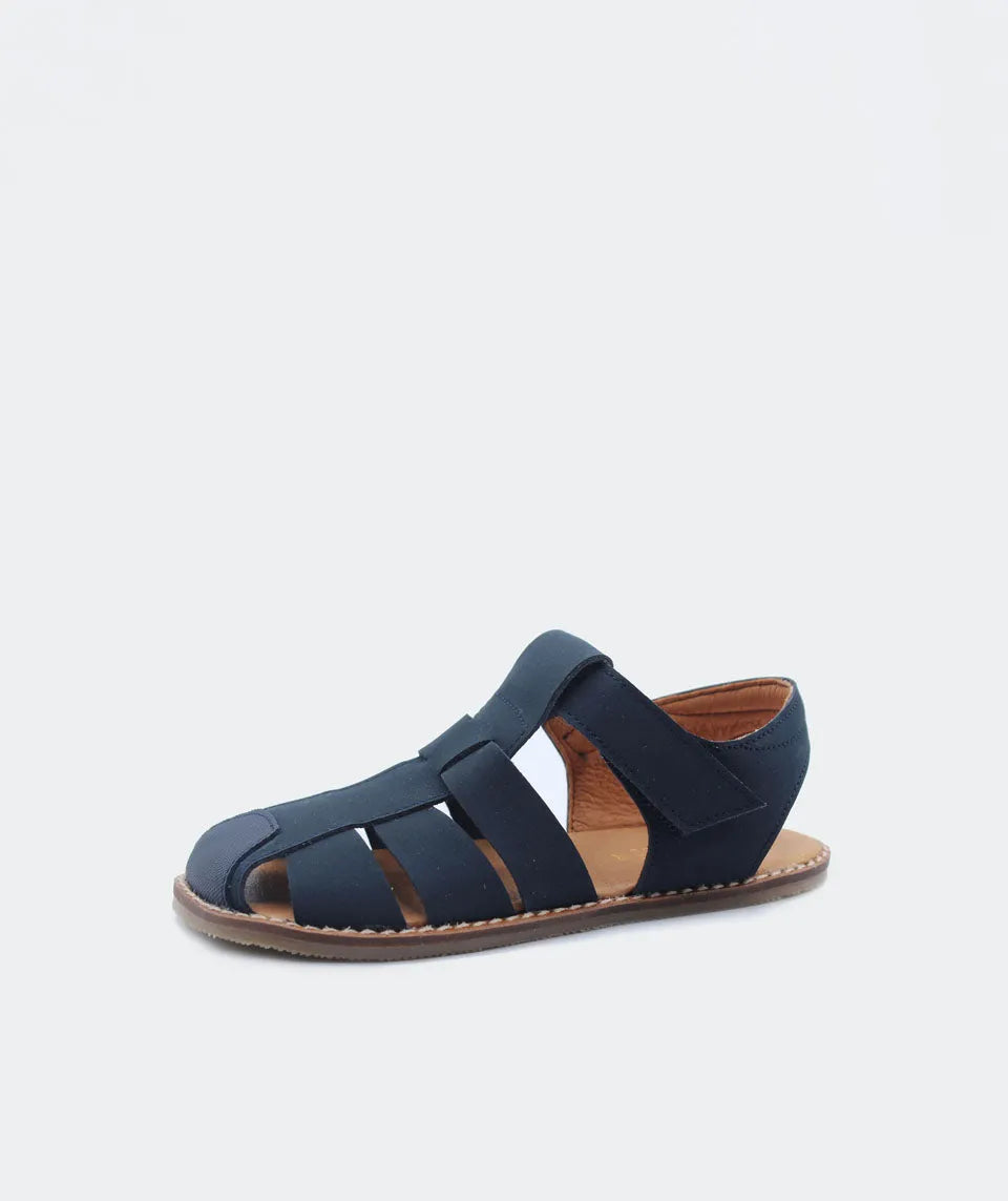 Sandálias barefoot Saona Marino em couro azul-escuro, com sola fina e design aberto para maior flexibilidade e respirabilidade.