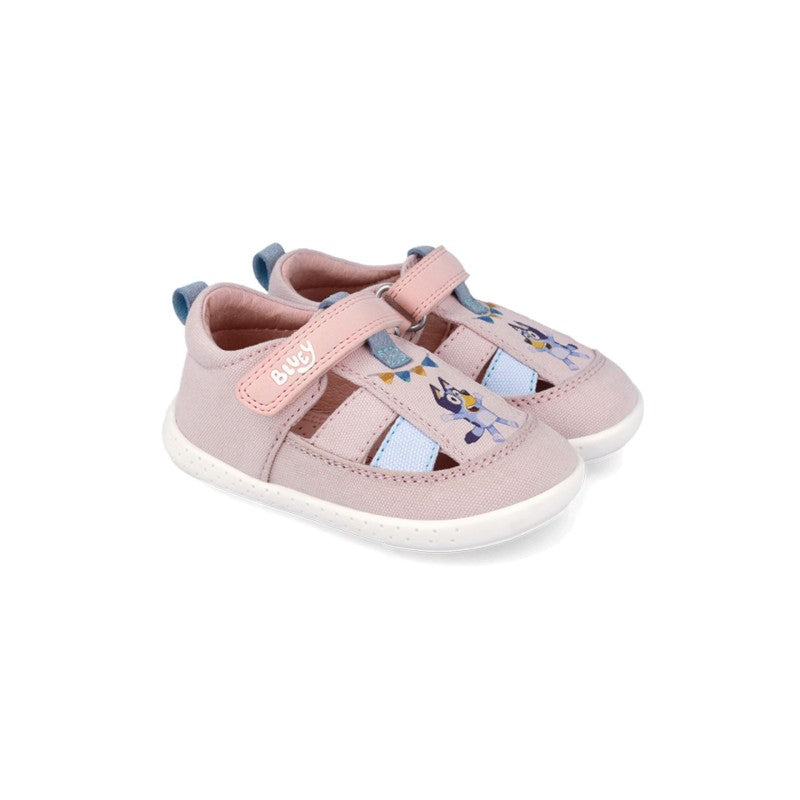 Par de sandálias infantis de lona cor-de-rosa da Garvalín com ilustrações da Bluey e fecho de velcro, vistas de frente.