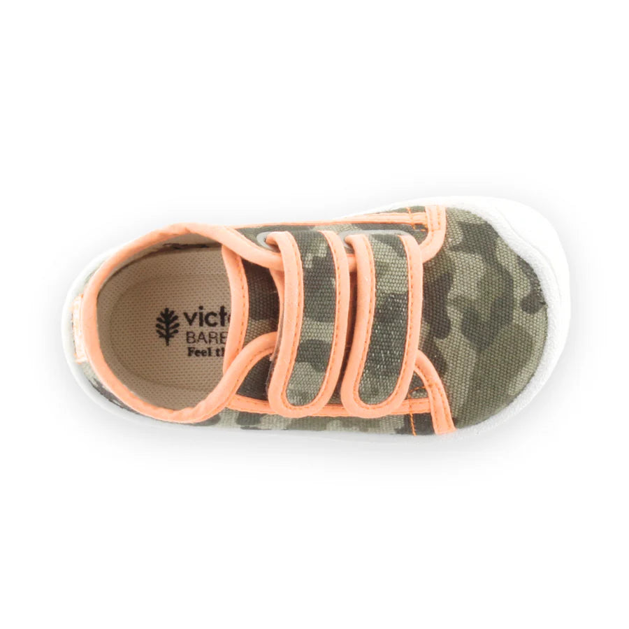 Sapatilhas barefoot Victoria com estampa camuflada Kaki e detalhes rosa coral, vista diagonal, com fecho em fitas adesivas e sola antiderrapante.