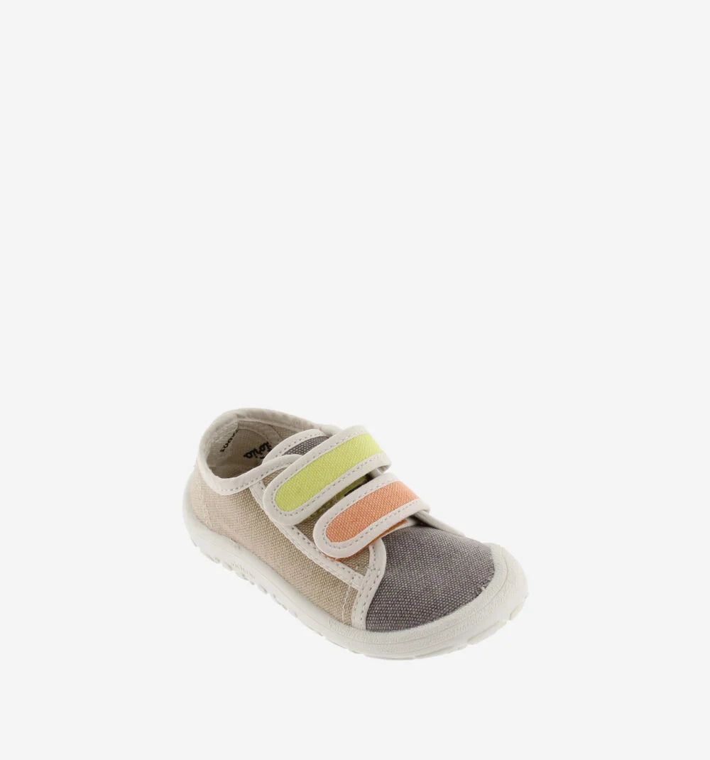 Sapatilhas barefoot Victoria em lona multicolorida Beige, vista diagonal, com fitas adesivas em tons pastel e sola antiderrapante.