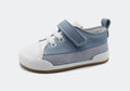Vista lateral da sapatilha Blanditos Galeon na cor Azul claro com detalhe cinza. Calçado infantil respeitador estilo barefoot, leve, flexível e com ajuste prático de velcro.
