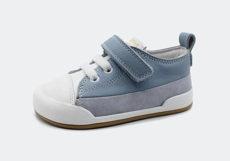 Vista lateral da sapatilha Blanditos Galeon na cor Azul claro com detalhe cinza. Calçado infantil respeitador estilo barefoot, leve, flexível e com ajuste prático de velcro.