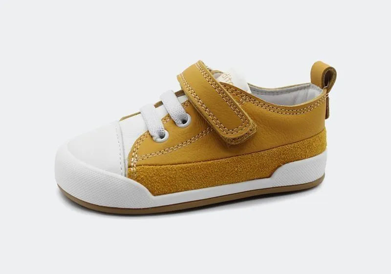 Vista lateral da sapatilha Blanditos Galeon na cor Ocre (amarelo-mostarda). Calçado respeitador barefoot para criança com sola fina, flexível e ajuste por velcro.