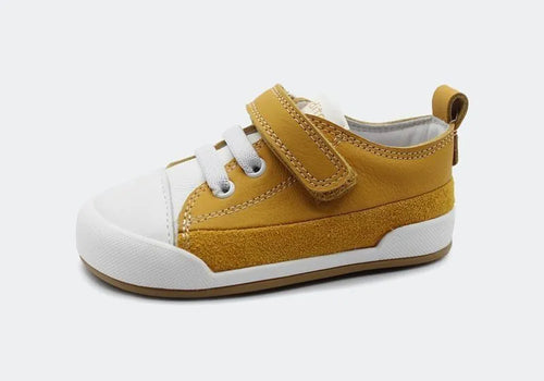 Vista lateral da sapatilha Blanditos Galeon na cor Ocre (amarelo-mostarda). Calçado respeitador barefoot para criança com sola fina, flexível e ajuste por velcro.