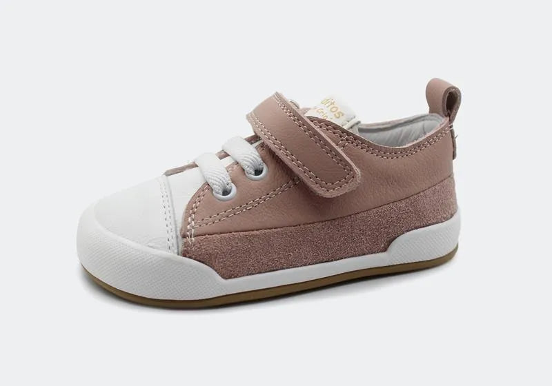 Vista lateral da sapatilha Blanditos Galeon na cor Rosa claro. Calçado barefoot respeitador infantil com biqueira protegida, sola zero drop e fecho de velcro.