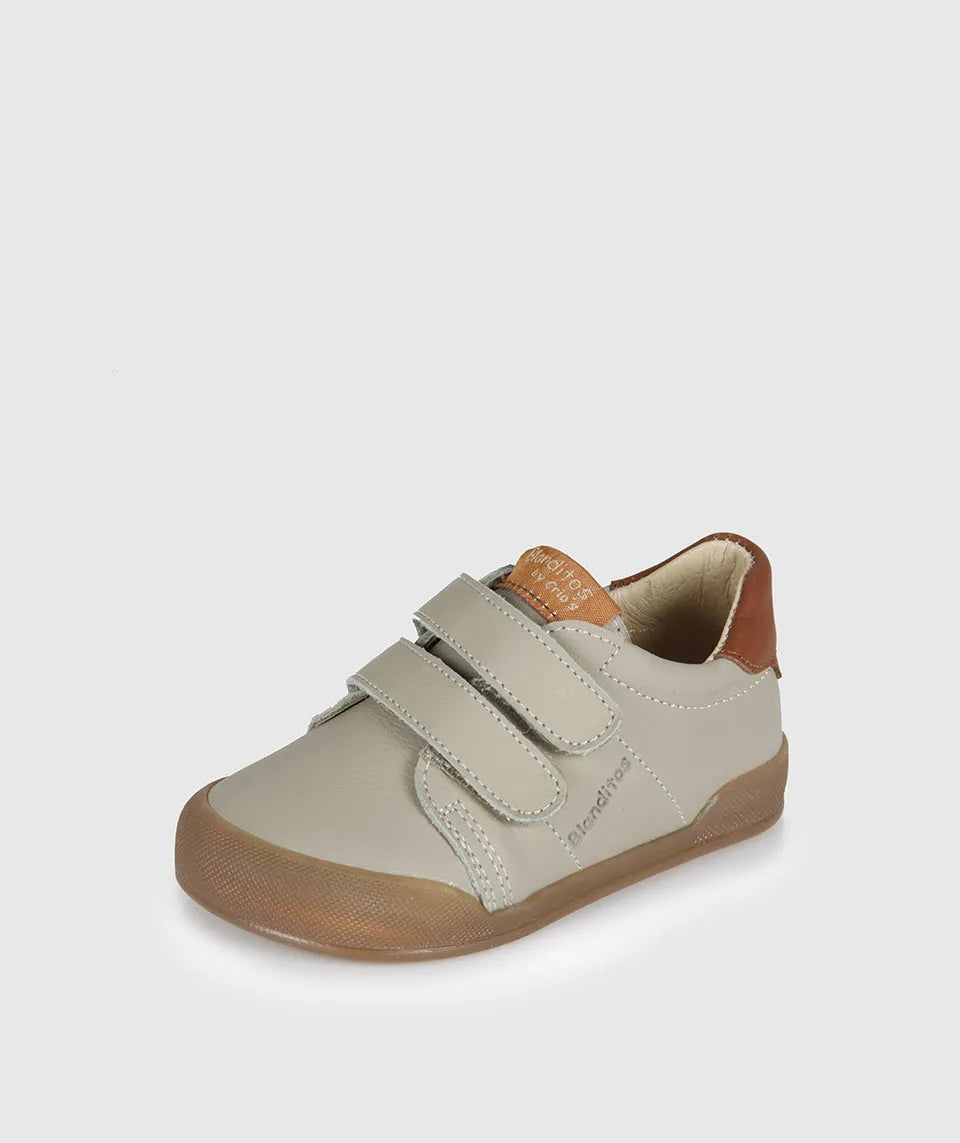 Sapatilha Blanditos Londres cor Arena (bege) vista lateral, com velcro duplo e detalhe castanho. Calçado Respeitador Barefoot infantil flexível.