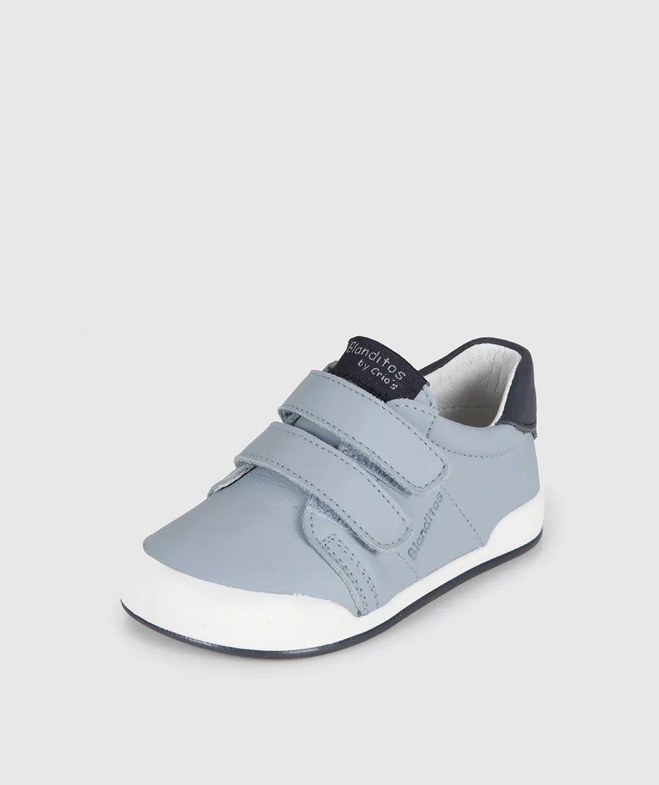 Sapatilha Blanditos Londres cor Azul claro com detalhe azul escuro no calcanhar e sola branca. Vista lateral. Calçado Barefoot Respeitador infantil.