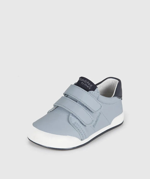 Sapatilha Blanditos Londres cor Azul claro com detalhe azul escuro no calcanhar e sola branca. Vista lateral. Calçado Barefoot Respeitador infantil.