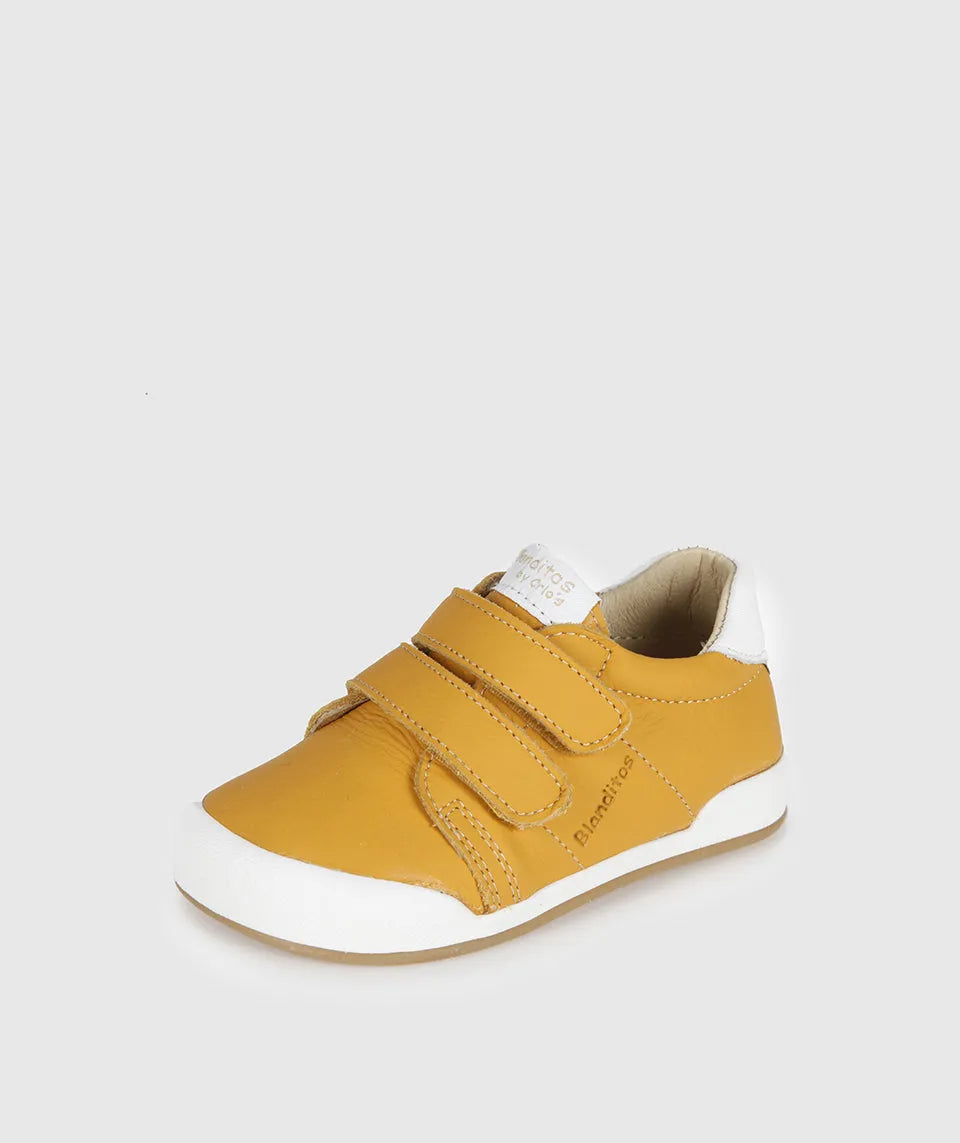 Sapatilha Blanditos Londres cor Ocre (amarelo mostarda) com detalhe branco no calcanhar e sola branca. Vista lateral. Calçado Respeitador Barefoot Criança.