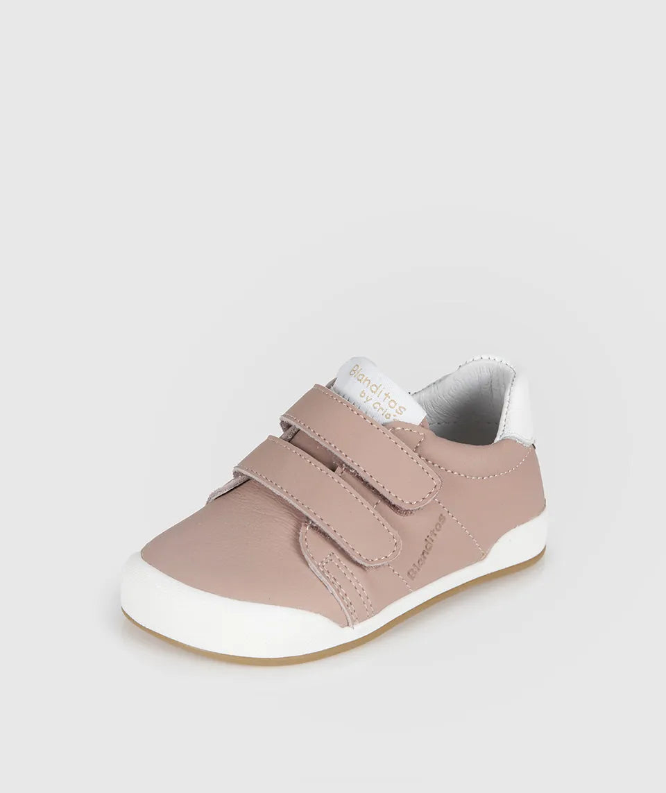 Sapatilha Blanditos Londres cor Rosa velho com detalhe branco no calcanhar e sola branca. Vista lateral. Calçado Barefoot Respeitador Menina.