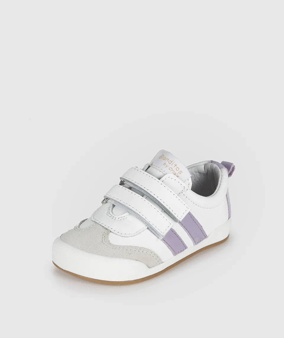 Sapatilha Blanditos Milan Blanco com riscas Lilás - vista lateral. Calçado Barefoot infantil respeitador, biqueira larga e flexível. Calçado Respeitador.