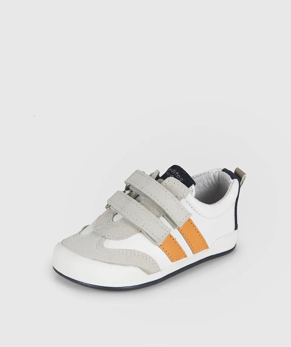 Sapatilha Blanditos Milan Orange (Branco/Laranja) - vista lateral. Calçado respeitador Barefoot para criança, com fecho de velcro duplo. Calçado Barefoot Infantil.