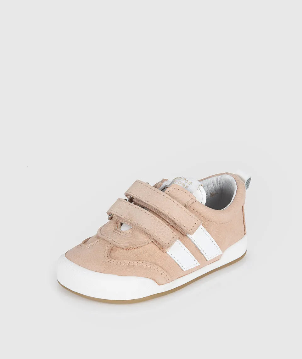 Sapatilha Blanditos Milan Rosa com riscas brancas - vista lateral. Calçado respeitador infantil Barefoot, ideal para primeiros passos. Calçado Barefoot Criança.