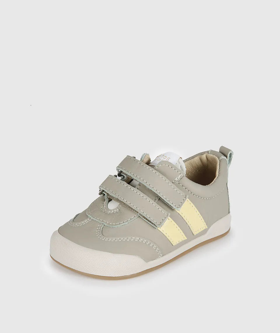 Sapatilha Blanditos Milan Verde (Cinzento/Amarelo) - vista lateral. Calçado infantil Barefoot respeitador, sola zero drop e biqueira reforçada. Calçado Barefoot Flexível.