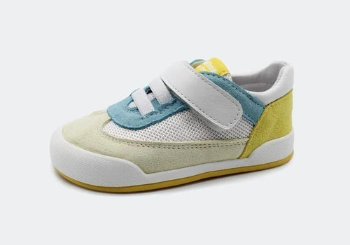 Vista de lado da sapatilha Blanditos Modena 2025 Amarelo (amarelo, azul claro, branco). Calçado barefoot e respeitador para criança, com sola zero drop e velcro.