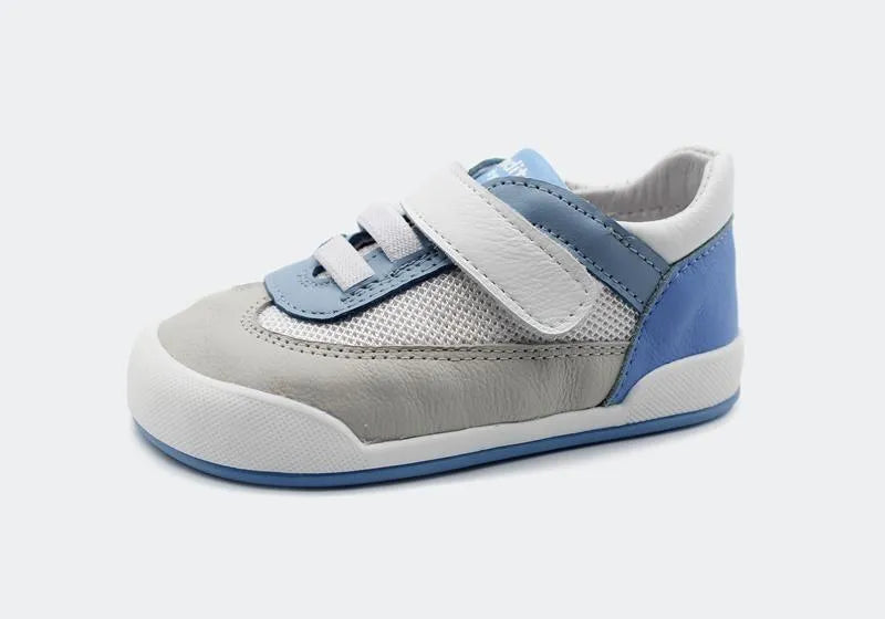 Vista lateral da sapatilha barefoot Blanditos Modena 2025 em Azul e cinza claro. Calçado respeitador infantil com velcro, sola flexível e biqueira larga.