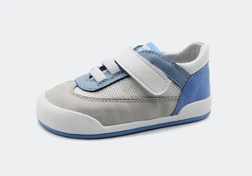 Vista lateral da sapatilha barefoot Blanditos Modena 2025 em Azul e cinza claro. Calçado respeitador infantil com velcro, sola flexível e biqueira larga.