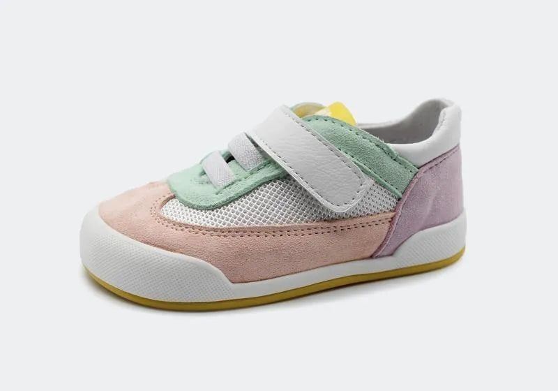 Sapatilha infantil Blanditos Modena 2025 na cor Combi (rosa, verde menta, lilás). Calçado barefoot respeitador com biqueira reforçada e ajuste por velcro.