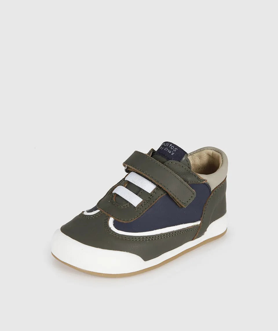 Sapatilha Blanditos Niza Musgo verde-escuro, vista lateral. Calçado Barefoot respeitador com duplo velcro, detalhes azul-marinho. Blanditos by Crio's infantil.