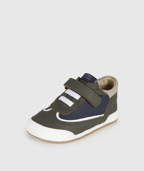 Sapatilha Blanditos Niza Musgo verde-escuro, vista lateral. Calçado Barefoot respeitador com duplo velcro, detalhes azul-marinho. Blanditos by Crio's infantil.