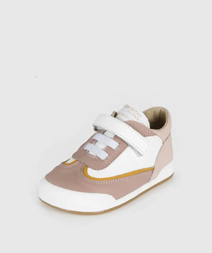 Sapatilha Blanditos Niza Rosa, vista lateral. Calçado Respeitador para menina com velcro, detalhes brancos e dourados. Calçado Barefoot Blanditos by Crio's.