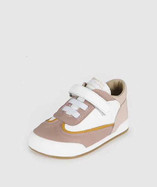 Sapatilha Blanditos Niza Rosa, vista lateral. Calçado Respeitador para menina com velcro, detalhes brancos e dourados. Calçado Barefoot Blanditos by Crio's.
