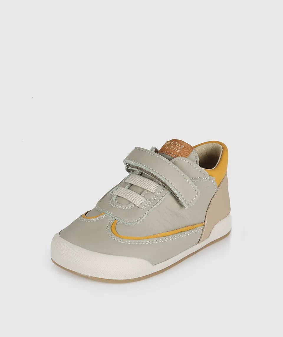 Sapatilha Blanditos Niza Verde acinzentado, vista lateral. Calçado Barefoot infantil unissexo com velcro e detalhe amarelo. Calçado Respeitador Blanditos.