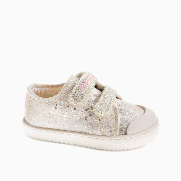 Sapatilha infantil Pablosky bege com glitter prateado e fecho de velcro duplo, com biqueira protetora.