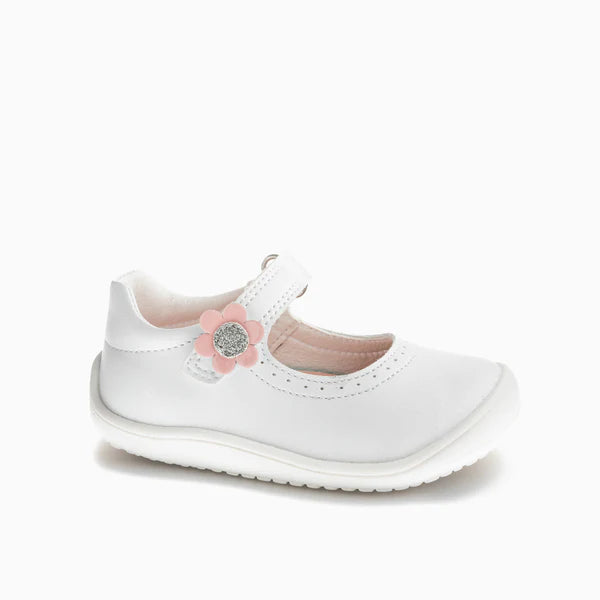Sapatilha Mary Jane branca para criança, com tira de velcro e detalhe de flor rosa brilhante.