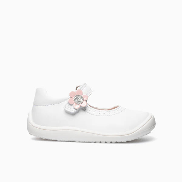 Sapatilha Mary Jane branca para criança, com tira de velcro e detalhe de flor rosa brilhante, vista lateral.