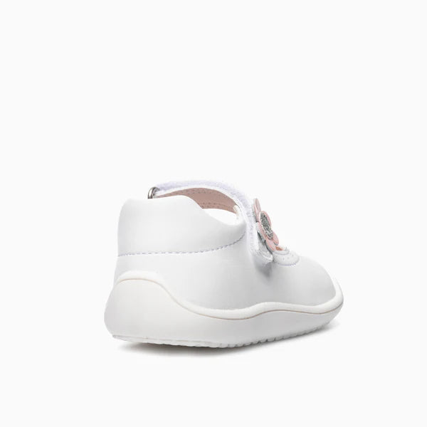 Vista traseira de sapatilha infantil branca Pablosky, mostrando o contraforte e a sola flexível.
