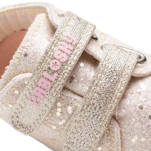 Detalhe aproximado das tiras de velcro da sapatilha Pablosky com a inscrição "PABLOSKY" em rosa.