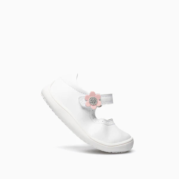 Sapatilha branca infantil Pablosky inclinada, demonstrando a flexibilidade da sola.