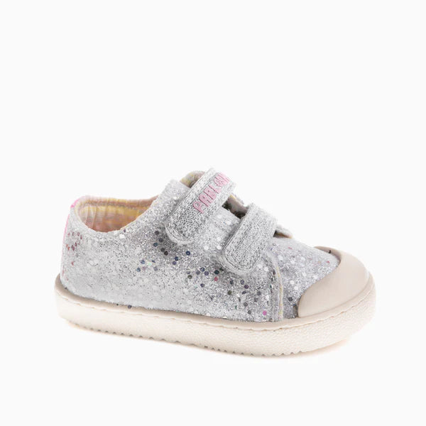 Sapatilha infantil Pablosky em glitter prateado com fecho de velcro duplo, vista lateral.