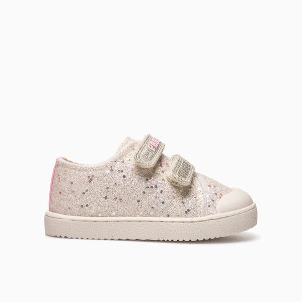 Vista lateral da sapatilha Pablosky bege com glitter prateado, mostrando a sola flexível e o fecho de velcro.
