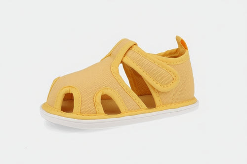 Sapatilhas de lona amarelas Blanditos by Crios modelo Betta com fecho de velcro.