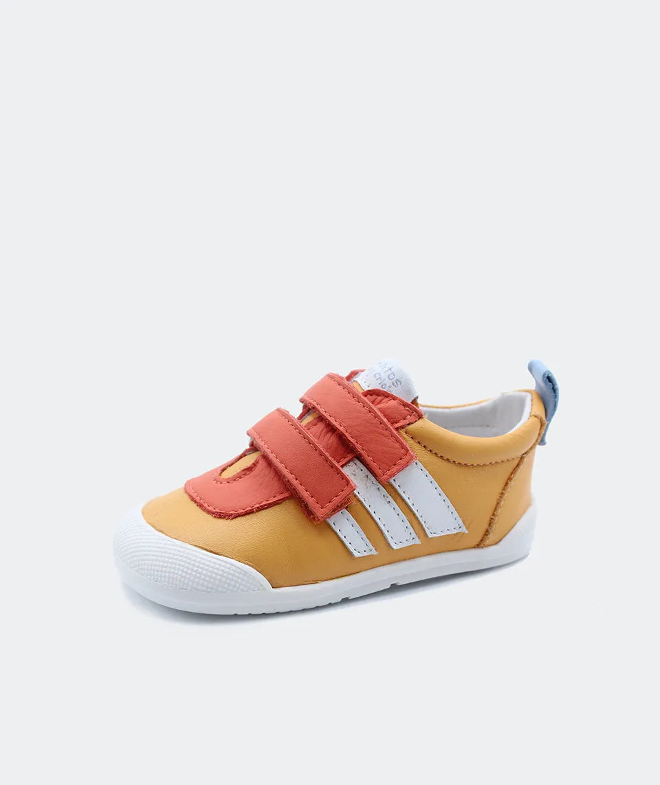 Sapatilha infantil Blanditos Luna cor Coral (laranja/amarelo/branco), vista lateral. Calçado barefoot respeitador com duplo velcro e sola flexível para criança.