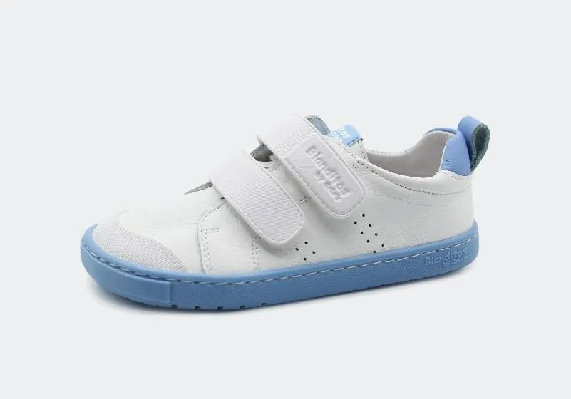 Sapatilha infantil Blanditos Rio 2025 Azul, vista lateral; Calçado Barefoot Respeitador com sola plana e flexível.