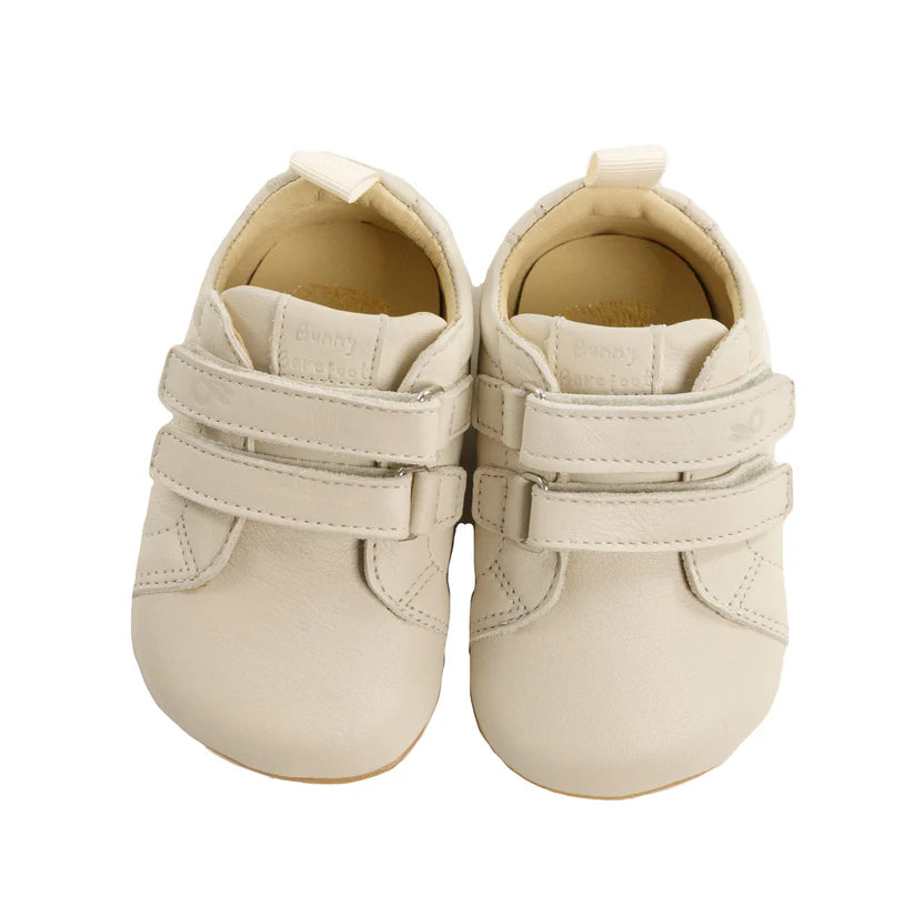 Sapatilhas respeitadoras Bunny Barefoot modelo Coala em pele bege com fecho de velcro