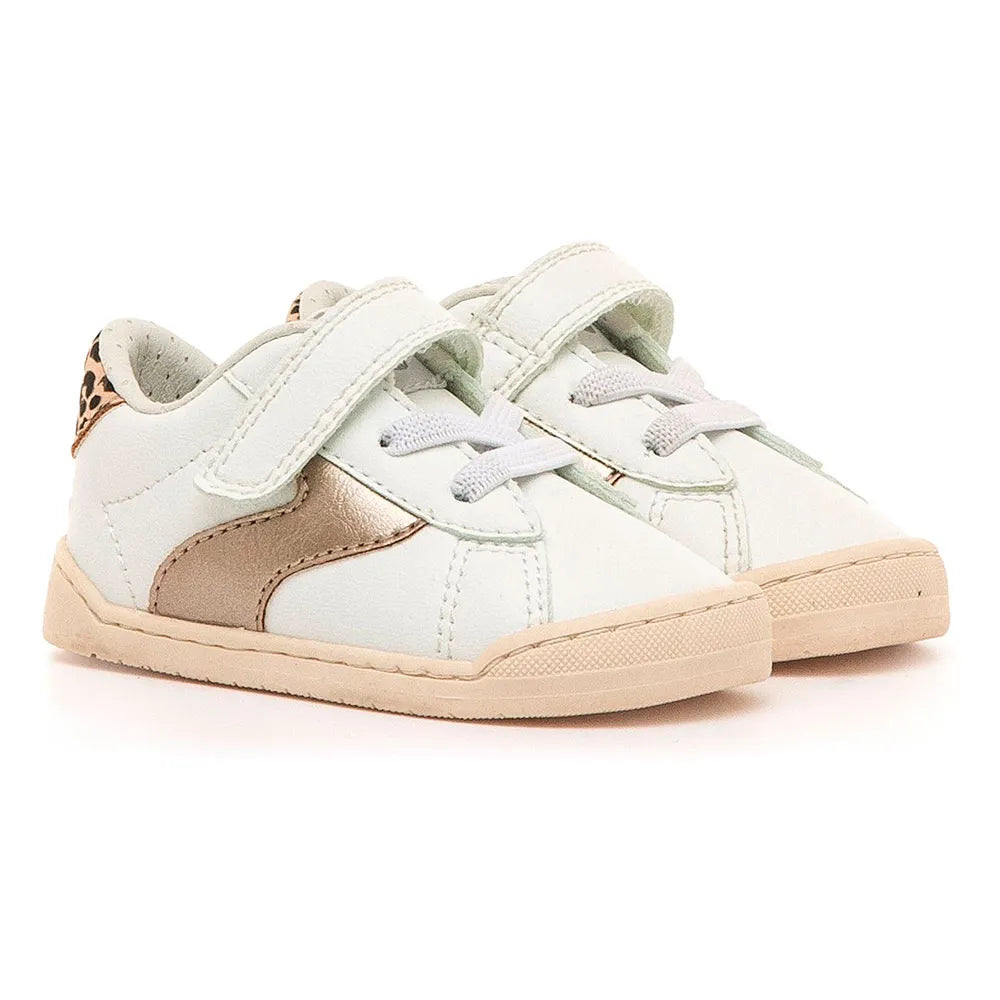 Par de sapatilhas Mustang FREE brancas com detalhe lateral em dourado e tira de velcro, com fundo branco.