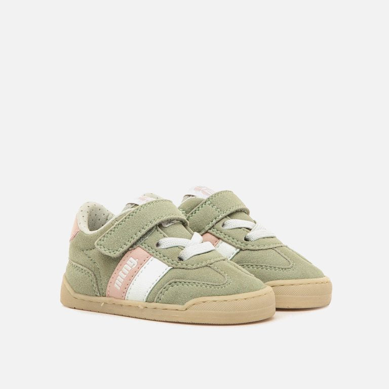 Par de sapatilhas infantis Mustang verdes-azeitona com detalhes a rosa claro e branco, fechadas com velcro e atacadores elásticos, vistas de lado.