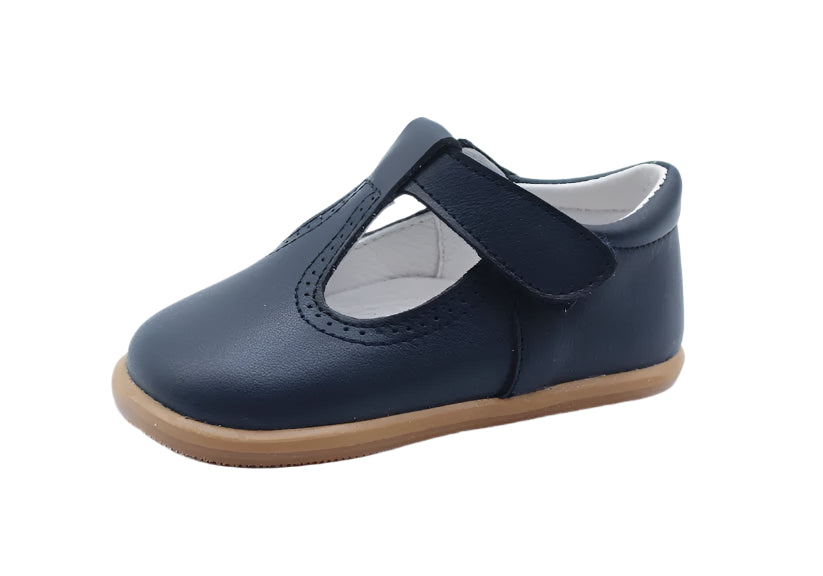Sapato Pepito Navy em couro azul-marinho, com fecho em Velcro e abertura em "T" no peito do pé. Sola antiderrapante em borracha para maior estabilidade e conforto.