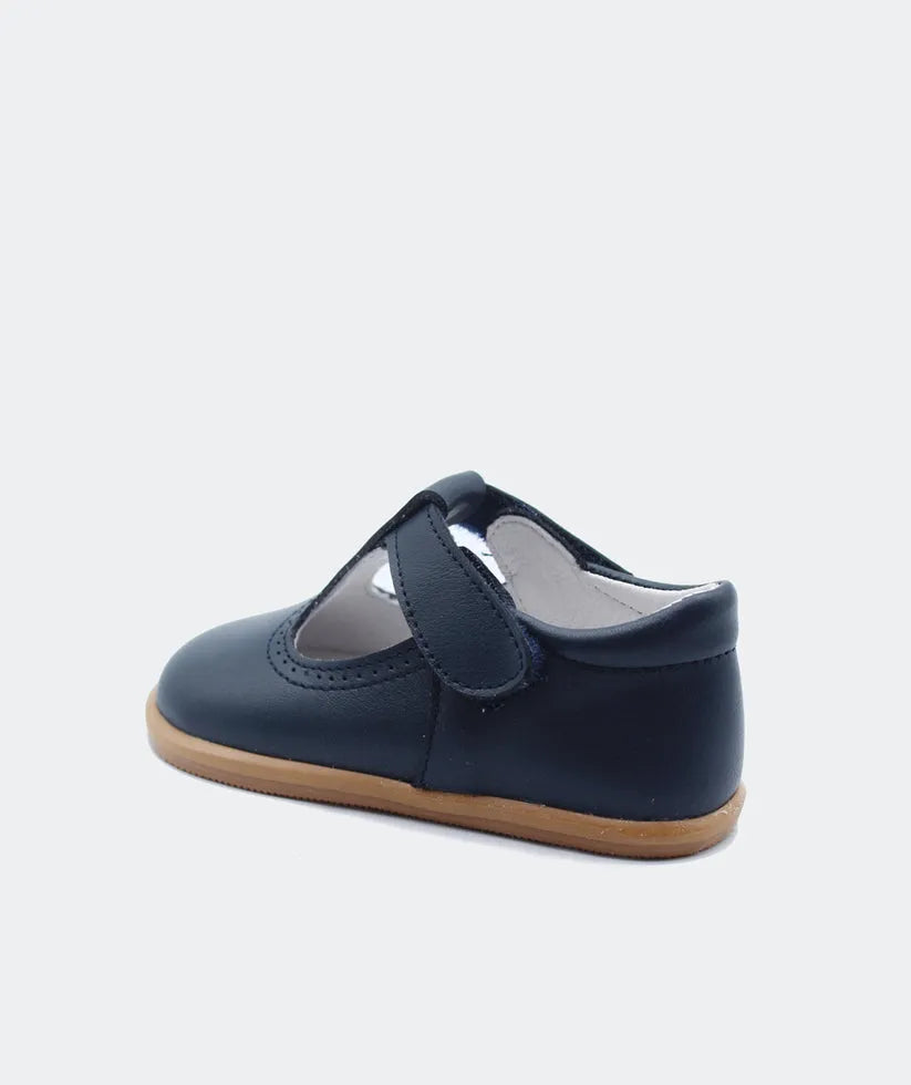  Sapato Pepito Navy em couro azul-marinho, vista lateral traseira, com fecho em Velcro e design anatómico respeitador.