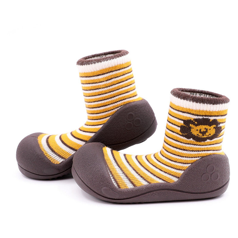 Calçado Attipas Forest Yellow para bebé, sapato-meia respeitador com riscas amarelas e castanhas e sola flexível.
