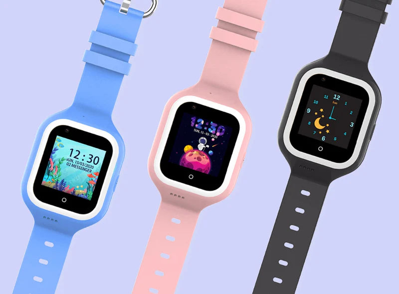 Três SaveWatch Iconic Plus 2 em cores azul, rosa e preto, exibindo ecrãs digitais distintos.