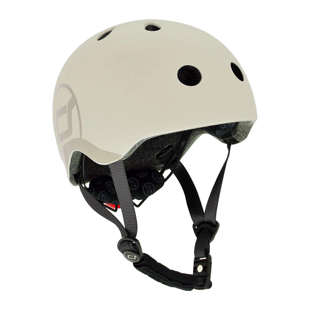 Capacete Scoot & Ride cor creme/branco, focado no sistema de ajuste traseiro e correias, ideal para 5-7 anos.